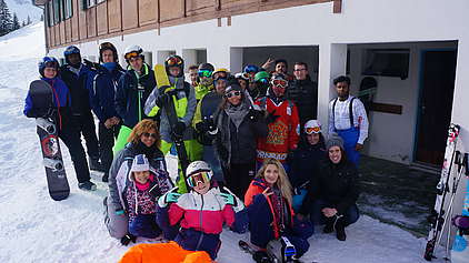 Gruppenbild der Unia-Jugend in Wintersport-Ausrüstung