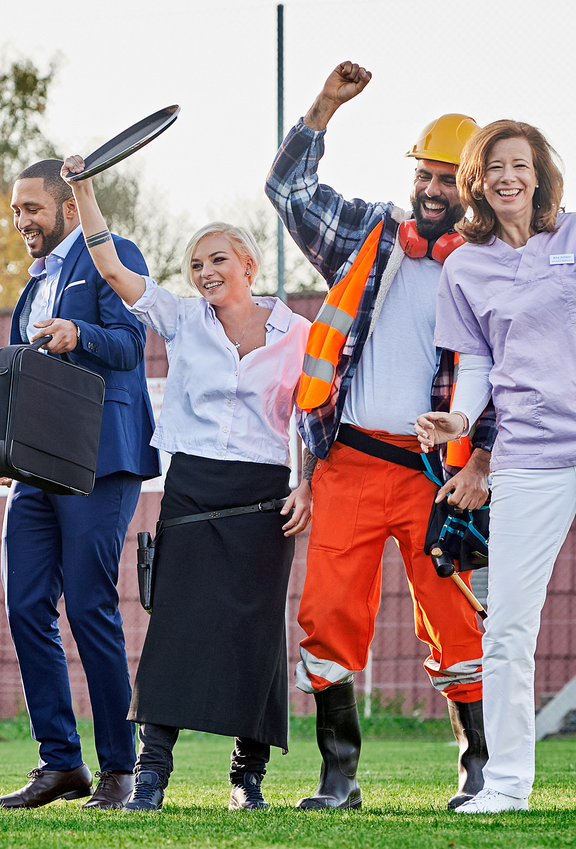 Menschen aus verschiedenen Unia-Branchen feiern gemeinsam lachend und mit erhobenen Armen – ein Ausdruck von Zusammenhalt und Freude.